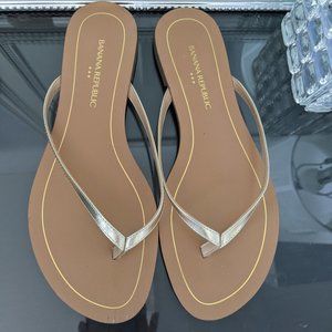 NWT Banana Republic Flip Flop in Champagne Gold